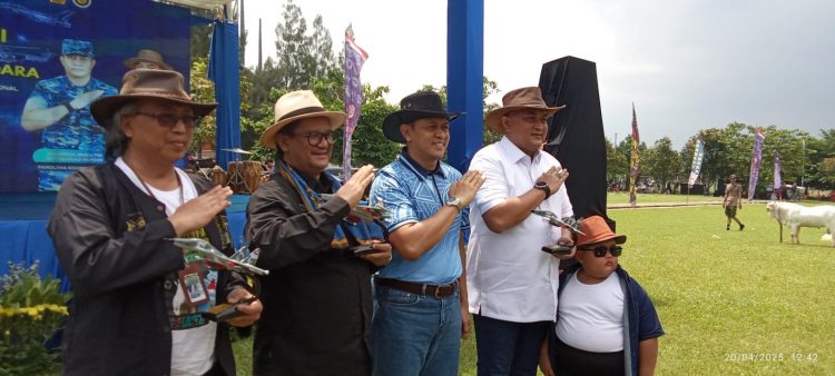 Keterangan Foto:Bupati Kabupaten Bogor baju putih saat mengikuti kegiatan HUT TNI Angkatan Darat ke-79