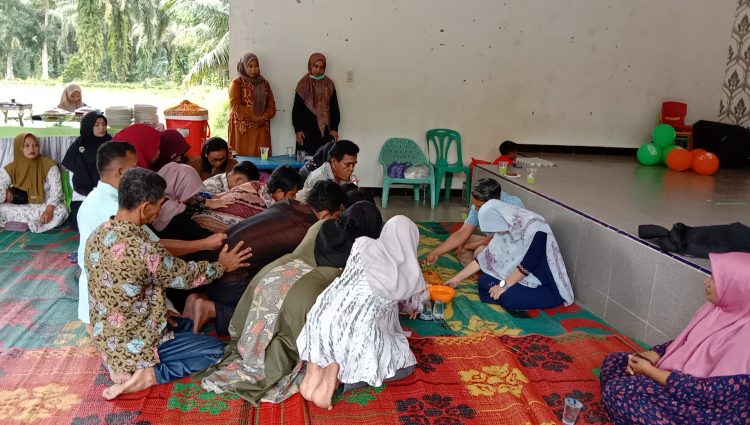 Pangulu Buntu Turunan Roberton Nainggolan bersama Nyonya Siti Roberton Nainggolan saat dikejutkan para Perangkat Nagori dengan memberikan Dayok Na Binatur bersama Dekke Simudur udur,tanpak nyonya Siti meneteskan air mata sebagai ungkapan rasa haru atas doa yang dialamatkan kepadanya dan keluarga