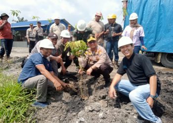 Peringati May Day 2025,Polres Siak Melalui Polsek Kandis Bersama Perusahaan Sekitar Gelar Aksi Penanaman Pohon