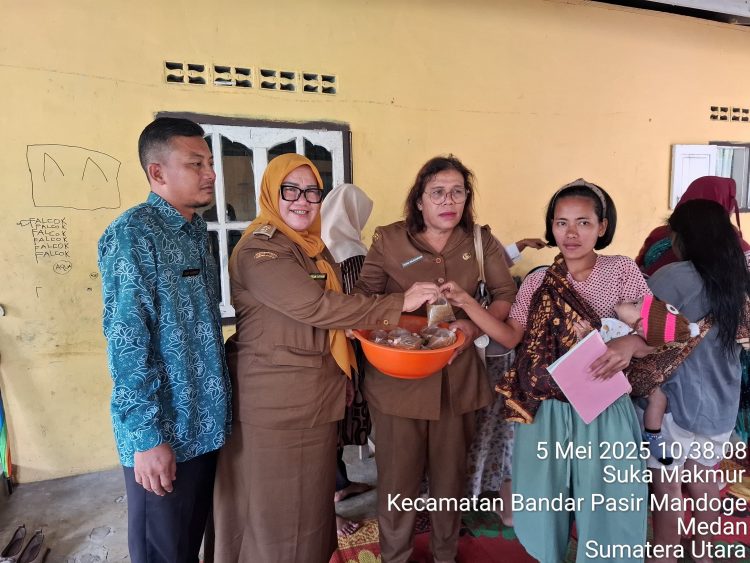 Camat BP.Mandoge bersama Kepala Puskesmas BP Mandoge saat Melaksanakan Pekan Imunisasi Se-Dunia di Desa Suka Makmur(dok.SGN)