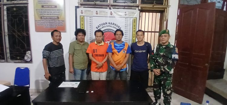 Terduga kurir Narkoba GW saat diserahkan Unit Intel Kodim 0207/Simalungun kepada Polres Simalungun untuk diproses sesuai hukum yang berlaku di NKRI.