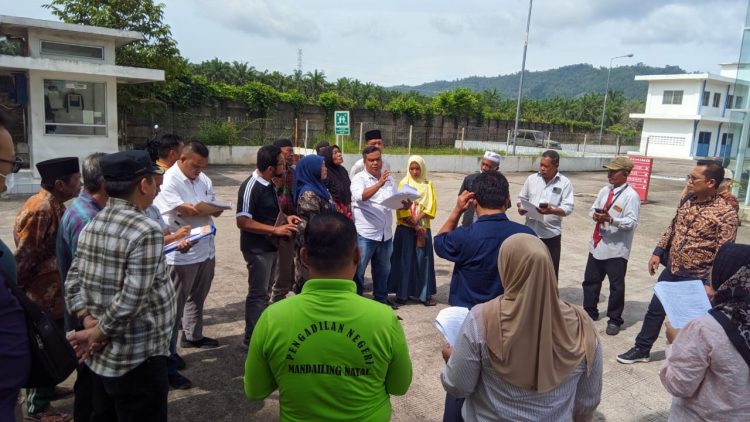 Keterangan Foto,Beriman Panjaitan SH MH.,saat menjelaskan silsilah tanah klieannya kepada Majelis Hakim yang kini dikuasai beberapa oknum.