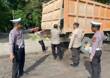 Percepat Kamseltibcar Lantas,Polsek Tualang Resor Siak Awasi Distribusi Material Jalan Rusak