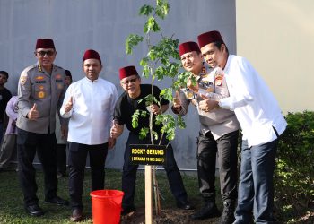 Penanaman Pohon Bersama Rocky Gerung dan Ustadz Abdul Somad Warnai Pagi di Halaman Mapolda Riau