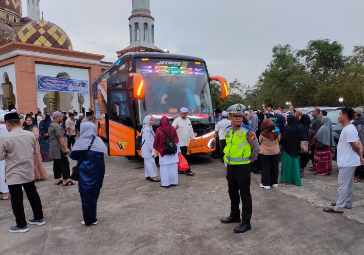 Terpantau personil Polsek Tualang Resor Siak saat melakukan Pengamanan keberangkatan calon Haji dari kecamatan Tualang,Minggu dini hari (11/05/2025) dok:SGN