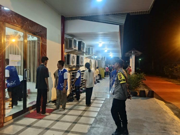 Terpantau personil Polsek Tualang saat melakukan pengamanan bagi masyarakat Umat Budha yang merayakan Hari Raya Waisak 2025.(dok : SGN)
