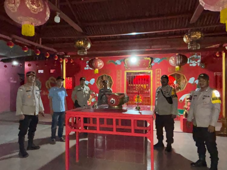 Dipimpin AKP Rinaldi Parlindungan, S.H.,Polsek Sungai Apit Resor Siak patroli malam untuk mengantisipasi aksi premanisme serta memberikan rasa aman bagi umat Buddha yang melaksanakan ibadah.(dok:SGN)