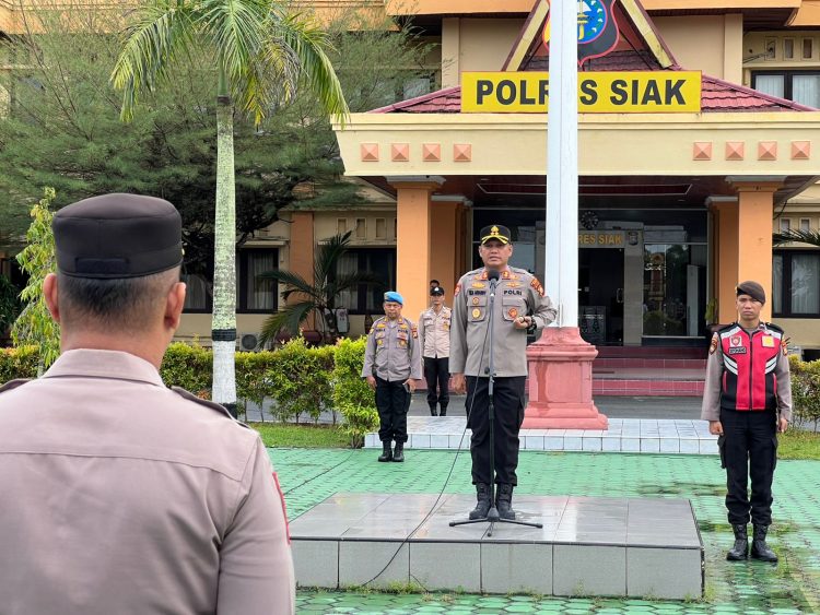 Kapolres Siak, AKBP Eka Ariandy Putra, S.H., S.I.K., M.Si., memimpin langsung apel pagi rutin yang digelar di lapangan apel Mapolres Siak pada Rabu (14/5/2025).