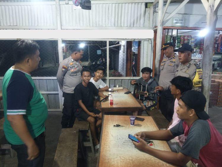 Terpantau, sejumlah personil Polsek Tualang dipimpin Panit Binmas Ipda Sugeng Mishari, SH saat lakukan patroli malam antisipasi premanisme dan dan kejahatan C3,Rabu (14/05/2025)