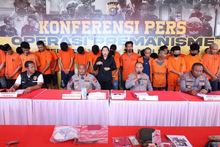 Wakapolda Riau.Brigjen Pol Jossy Kusumo, didampingi Dir Krimsus,Dir Reskrimum, Dir Resnarkoba, Kabid Humas dan Kabid Propam Polda Riau.saat melakukan pemaparan hasil Operasi Pekat Lancang Kuning 2025.