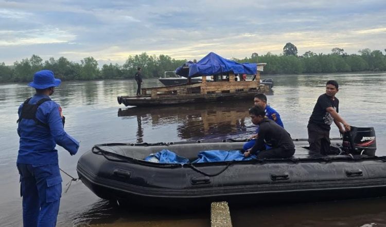 Saat tim SAR Gabungan melakukan evakuasi terhadap korban ke tepi sungai setelah hilang di perairan Teluk Merempan, Kecamatan Mempura, Kabupaten Siak,Riau,