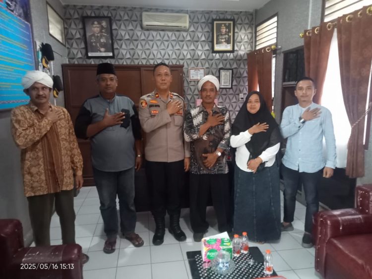Foto bersama Kapolsek Tanah Jawa Kompol Asmon Bufitra, S.H., M.H., dengan para tokoh agama dari Pesantren Darul Hikma Bah Joga Utara, Simalungun.Jumat (16/5/2025)