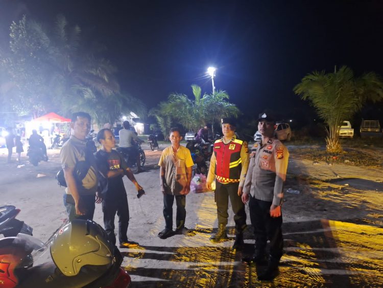 Terpantau tim patroli Raga Polres Siak menyambangi kelompok pemuda sedang berkumpul,tim menyampaikan pesan kamtibmas serta mencegah potensi terjadinya tindakan negatif seperti premanisme atau kenakalan remaja.Sabtu malam (17/5/2025)