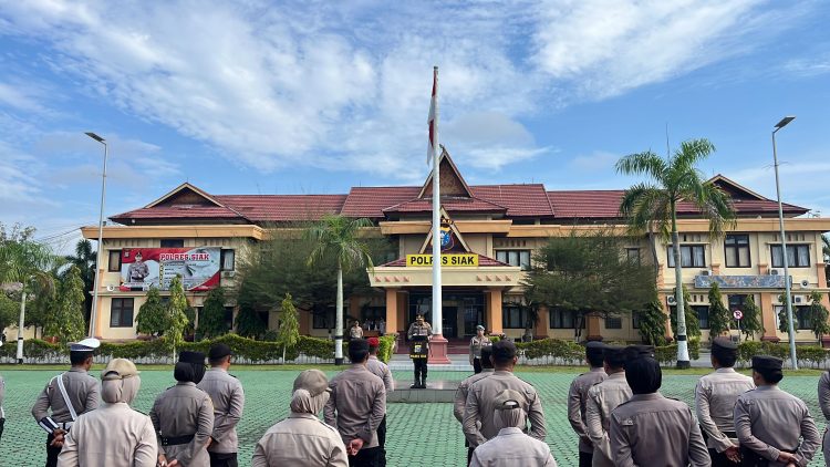 Polres Siak menggelar upacara bendera peringatan Harkitnas 2025 penuh khidmat di Lapangan Apel Mapolres Siak pada Selasa pagi (20/5/2025).