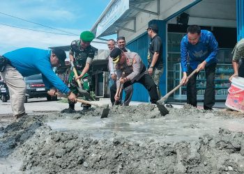 Warnai Peringatan Hardiknas 2025 Forcopimcam Kandis Adakan Gotroy Massal Perbaikan Jalan Sultan Syarif