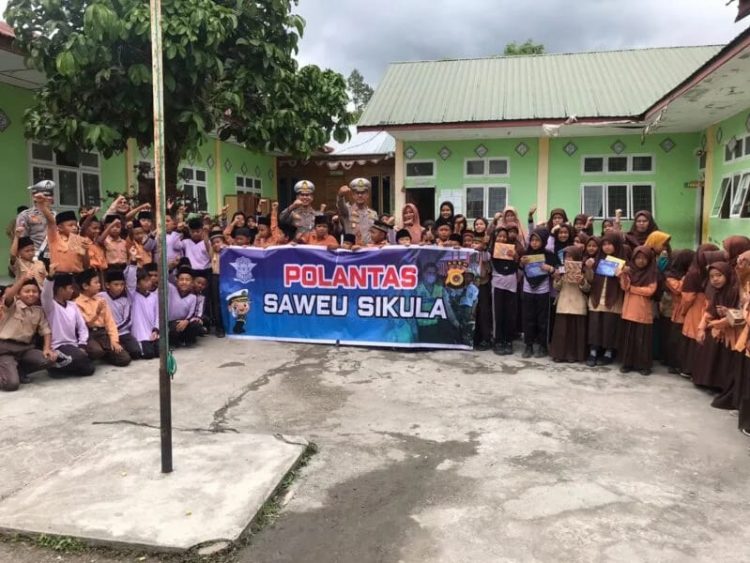 Terpantau personel Satlantas Polres Aceh Tengah melaksanakan program Saweu Sikula di Madrasah Ibtidaiyah Swasta (MIS) Ujung Temetas, Takengon, Kabupaten Aceh Tengah,Aceh pada Kamis (22/5/2025).