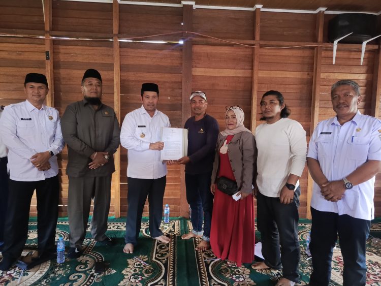 Wakil Ketua DPRK Aceh Tengah H. Hamdan SH nomor 2 dari sebelah kiri saat rapat dengan LSM, Ormas, Penggiat lingkungan dan sejumlah tokoh masyarakat yang telah mendukung program penertiban alat tangkap ikan jenis cangkul padang dan cangkul dedem.