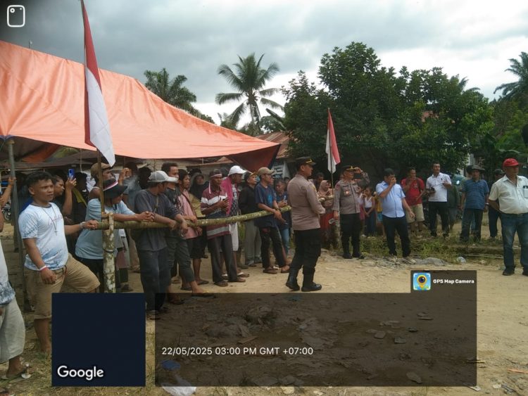 Terpantau ratusan masyarakat yang hadir dari beberapa Desa di Kabupaten Asahan melakukan aksi pemalangan jalan terhadap PT.Sari Persada Raya (SPR). masyarakat juga minta pertolongan Presiden dan Wakil Rakyat.(Foto:Dok SGN)
