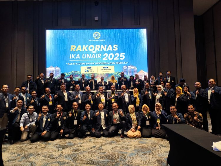 Foto bersama usai Rakornas IKA UNAIR  Tahun 2025  yang berlangsung di Hotel Hilton Surabaya,pada Sabtu 24/05/2025).