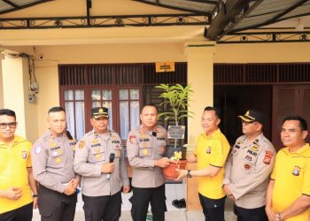 Personel Polsek Kandis yang Berulang Tahun Dapat Kado Unik: Bibit Pohon Kelengkeng