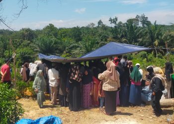 Polri Hadir di Tengah Duka, Bhabinkamtibmas Kp. Pinang Sebatang Dampingi Prosesi Pemakaman Penghulu Kampung