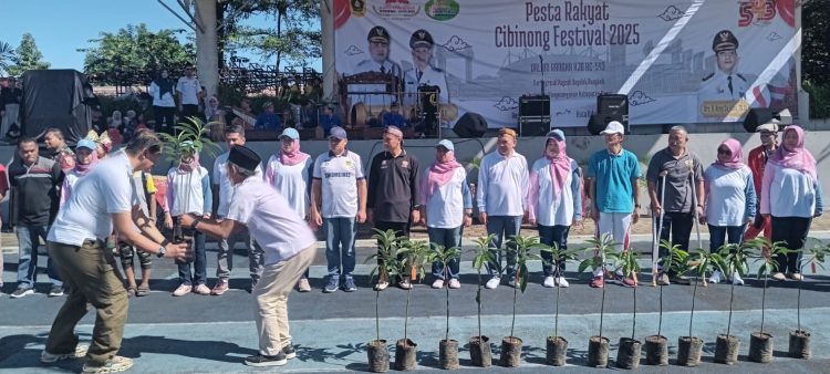 Salah satu kegiatan positif menyambut Hari Jadi Kabupaten Bogor yakni Penyerahan bibit Alpukat kepada seluruh ketua RW yang ada di Kecamatan Cibinong Minggu (25/05/2025).(Foto:Dok SGN)