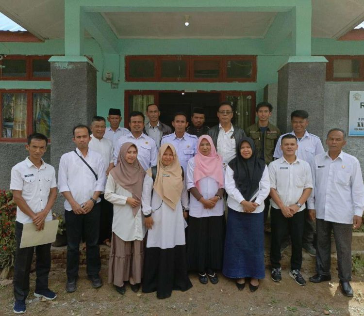Reje Kampung Atu Lintang , Abdul Khohar, foto bersama dengan Perangkat Selasa  (27/05/2025) Foto Dok : SGN