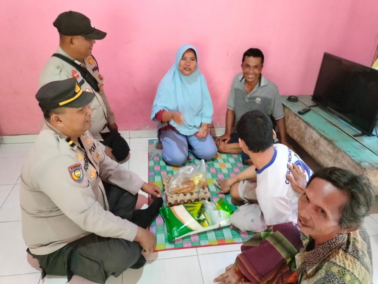 Foto: Polsek Tualang Serahkan Bantuan Sembako Kepada Warga yang Lumpuh dari Lahir di Pinang Sebatang Timur (Dok.SGN)