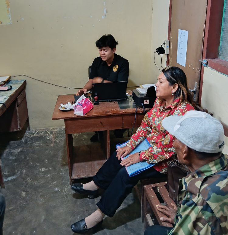 Murni Siregar bersama keluarga saat mencari keadilan di Polsek Habinsaran berharap tanah orang Almarhum orang tuanya kembali ke pemilik yang sah.Foto dok SGN