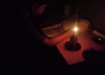 Disaat Bangsa Ini Berwacana Menuju Indonesia Emas,Mirisnya Masih Ada Anak Belajar Menggunakan Petromak di Simalungun