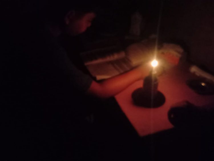 Miris, karena tidak ada penerangan lampu PLN, anak dari Jamal terpaksa belajar menggunakan lampu minyak tanah.(Foto dok SGN)