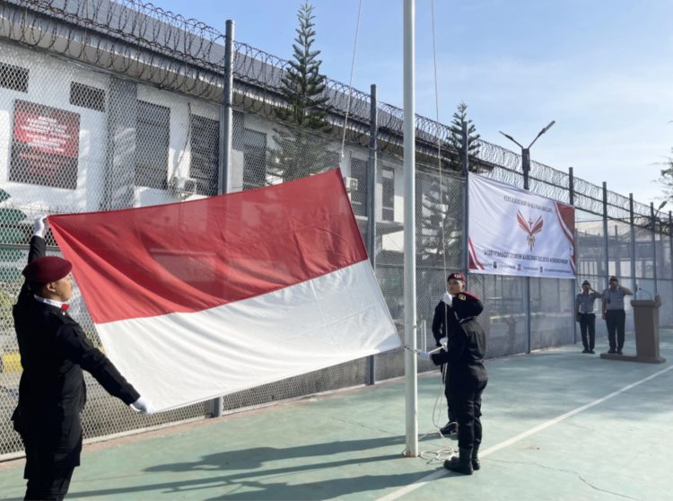 Jajaran pegawai Lapas Pemuda Kelas III Langkat menggelar upacara bendera yang berlangsung khidmat di Lapangan Upacara Gedung II. (Foto: dok SGN)