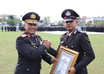 Polda Riau Gelar Upacara Peringatan Hari Lahir Pancasila, Bripka Agus Budiadi Terima Penghargaan Atas Prestasi Gemilang