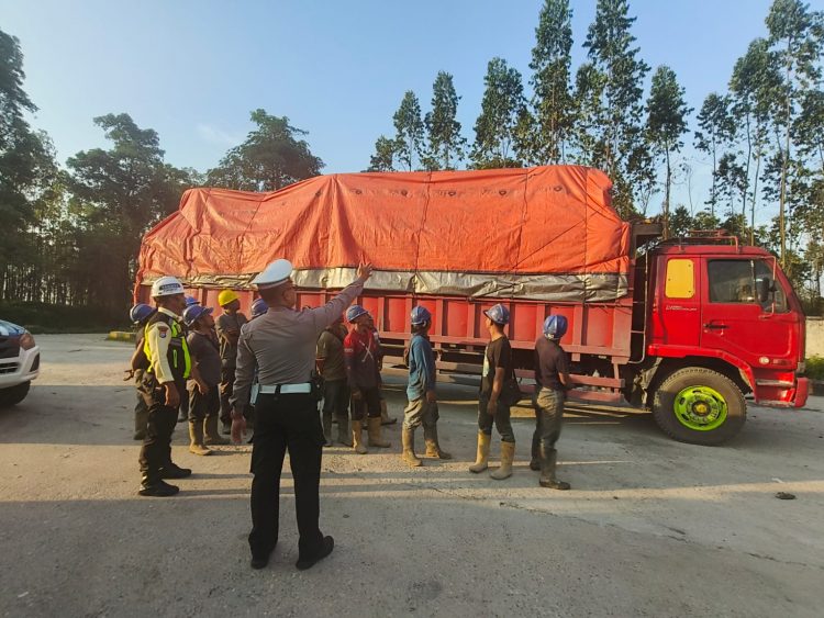 Foto: Polsek Tualang menertibkan kendaraan yang bermuatan(Dok.SGN)