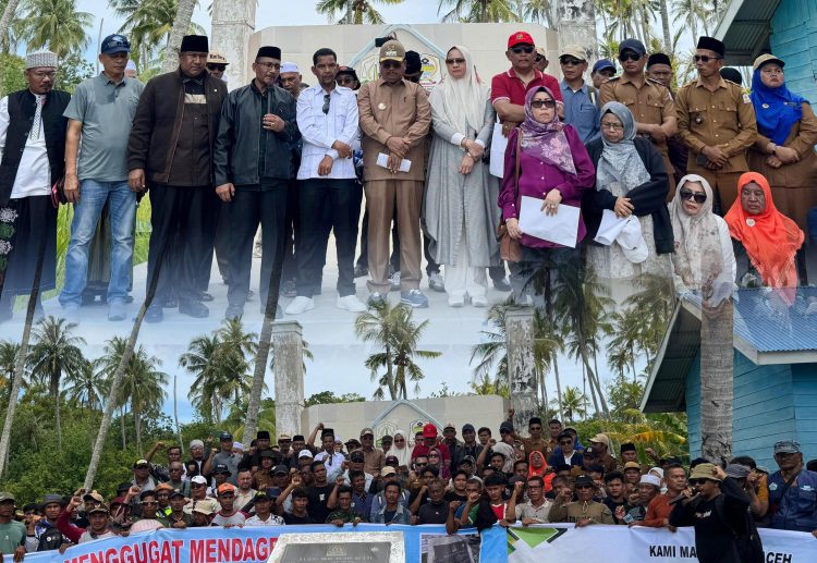 Ratusan warga dari berbagai elemen seperti akademisi, nelayan, tokoh adat, dan aktivis LSM,berkumpul di gugusan empat pulau di Aceh Singkil.