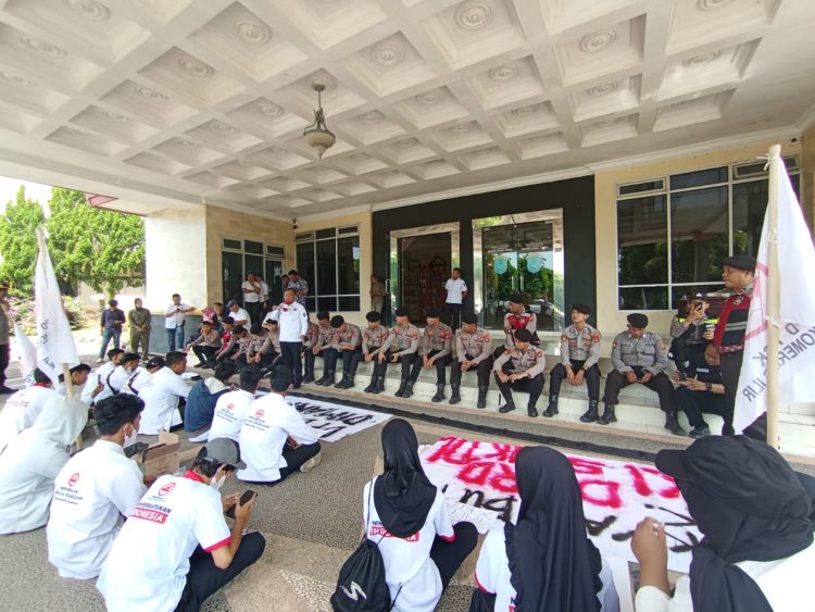 DPD PGK OKI sampaikan mosi tak percaya terhadap DPRD Kabupaten OKI saat melakukan aksi damai di depan Gedung DPRD OKI pada Rabu (03/06/2025).