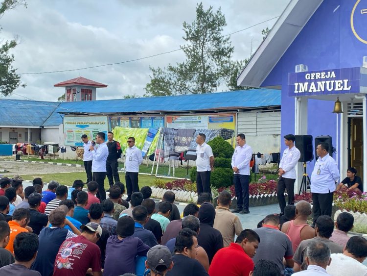 Kepala Rutan Kelas IIB Sidikalang (pegang MIC) Yusrifa Arif saat menyapa warga binaan di Lapangan Rutan.