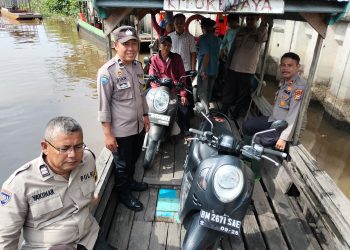 Naik Perahu, Kapolsek Tualang Lakukan Patroli di Seberang Sungai Siak Antisipasi Premanisme