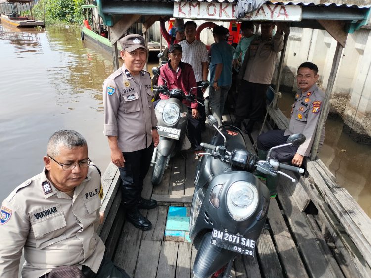 Foto: Kapolsek Tualang Patroli Menggunakan Perahu,(Dok.SGN)