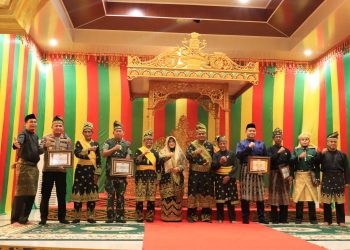 Kapolres Siak Hadiri Prosesi Adat Tepuk Tepung Tawar Bupati dan Wakil Bupati Siak, Wujudkan Sinergi Budaya dan Pemerintahan