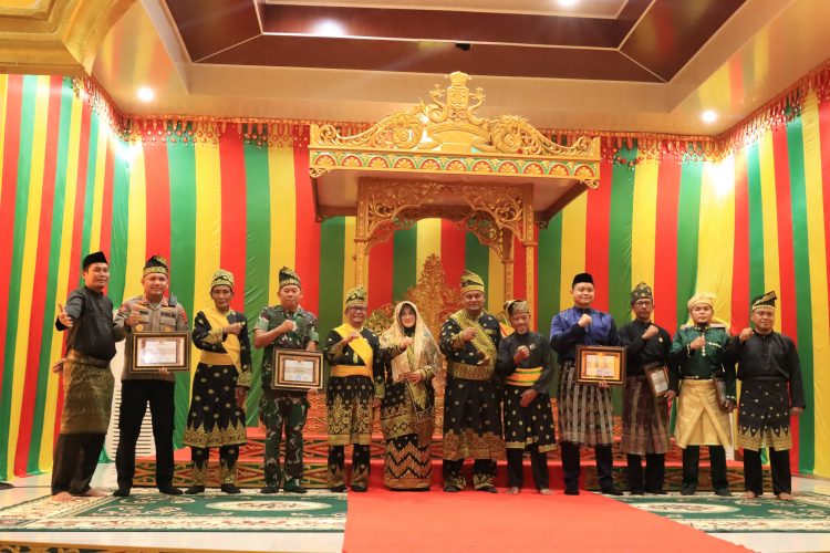 Foto: Prosesi Acara Tepuk Tepung Tawar, Diawal Kepemimpinan Bupati Siak, Dr.Afni z M.Si. dan Wakil Bupati Syamsurizal Budi S.Ag, M.Si. (Dok.SGN)