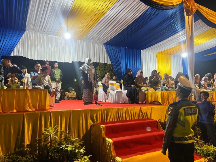 Foto: Upacara Pelepasan Pawai Takbir Idul Adha, Bupati Siak Dr. Afni Z. M.Si Bertindak Sebagai Inspektur Upacara. (Dok.SGN)