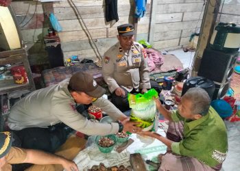 Polsek Tualang Hadirkan Kepedulian Lewat Bantuan Sembako di Kampung Pinang Sebatang Barat di Hari Raya Idul Adha