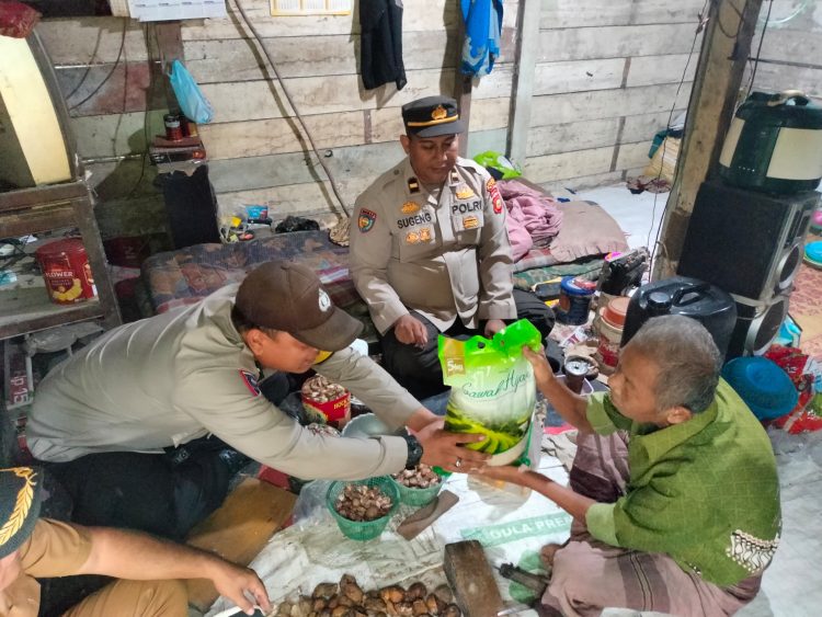 Foto: Polsek Tualang Berikan Bantuan Sembako Kepada Warga Tidak Mampu. (Dok.SGN)