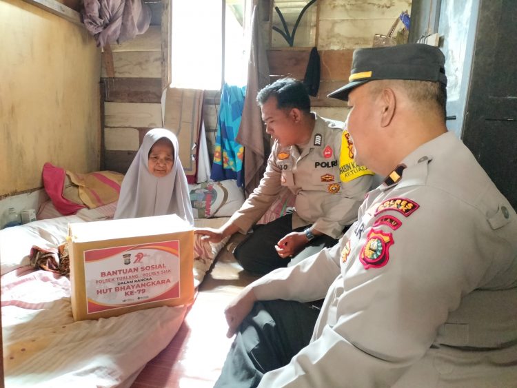 Foto: Polsek Tualang salurkan Bantuan Sembako Kepada Warga Sakit