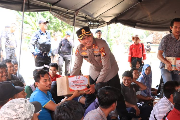 Foto Kapolres Siak Gelar Bakti sosial di PT SSL -Tumang