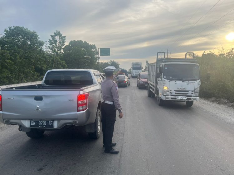 Foto: Polsek Tualang Lakukan Sistem Buka Tutup Arus Lalu-lintas di Simpang Bakal, Perawang. (Dok.SGN)