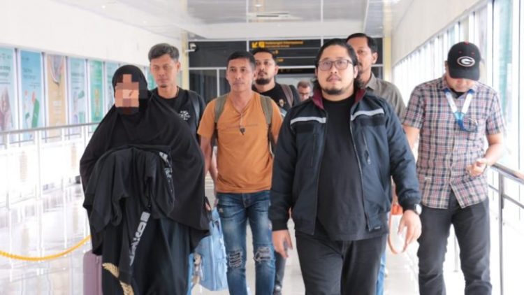 Pelaku sebelah kiri ujung berinisial RH (55), warga asal Kecamatan Muara Satu, Kabupaten Lhokseumawe,Aceh. Ia tertangkap di Bandara Internasional Sultan Syarif Kasim II Pekanbaru pada Kamis, 19 Juni 2025 kemarin.