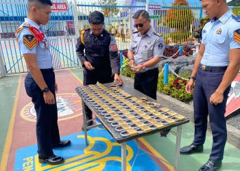 Antisipasi Gangguan Kamtib, Ka KPR Bersama Regu Pengamanan Rutan Sidikalang Krocek Tralis dan Rotasi Gembok Kamar Hunian 