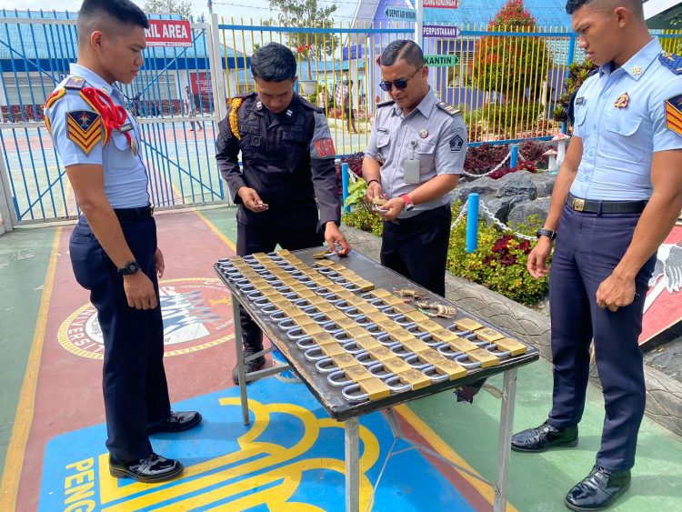 Ka KPR Rutan Kelas IIB Sidikalang saat melakukan Troling dan Rotasi Gembok Kamar Hunian pada Rutan Kelas IIB Sidikalang, Dairi. Foto: Dok. Rutan Sidikalang.